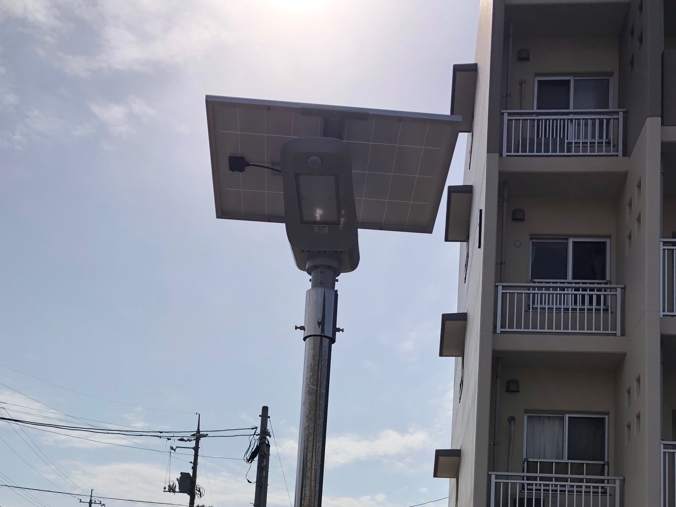 ＬＥＤソーラー外灯 山口県営住宅駐車場にPEGASUS-100.30-SUSを設置