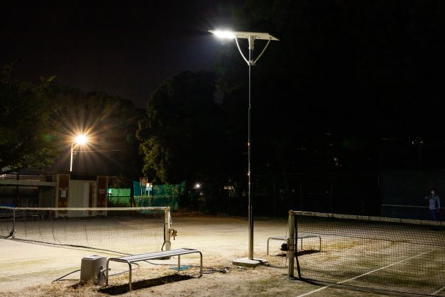 テニスコートにＬＥＤソーラー外灯GIANT LIGHT-W100-SUSを設置