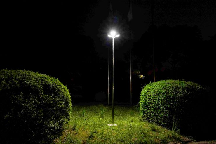 駐車場・公園の防犯にLEDソーラー外灯ディスクライト